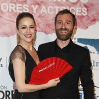 Silvia Abascal, sonriente con su pareja Xabier Murua en los Premios Unión de Actores 2018