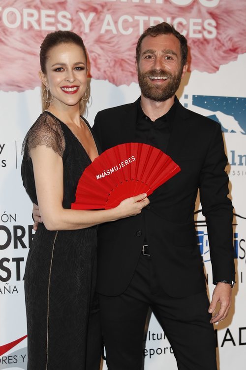 Silvia Abascal, sonriente con su pareja Xabier Murua en los Premios Unión de Actores 2018