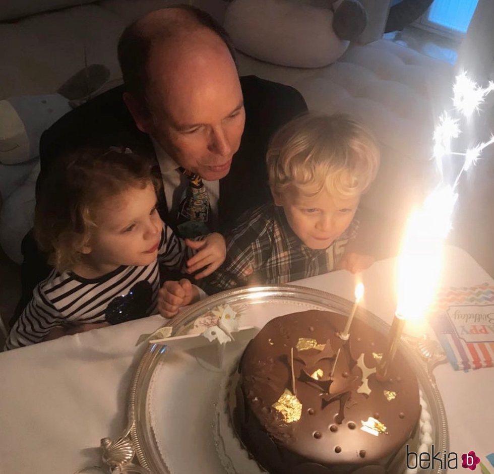 Alberto de Mónaco sopla las velas de la tarta de su 60 cumpleaños con sus hijos Jacques y Gabriella