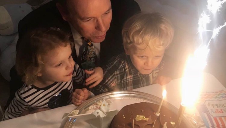 Alberto de Mónaco sopla las velas de la tarta de su 60 cumpleaños con sus hijos Jacques y Gabriella