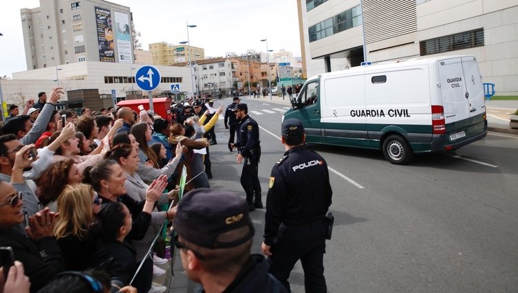 Ana Julia Quezada en un furgón de la Guardia Civil transportada a los Juzgados de Almería
