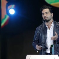 David Bustamante entregando un galardón en los Premios Cadena Dial 2018