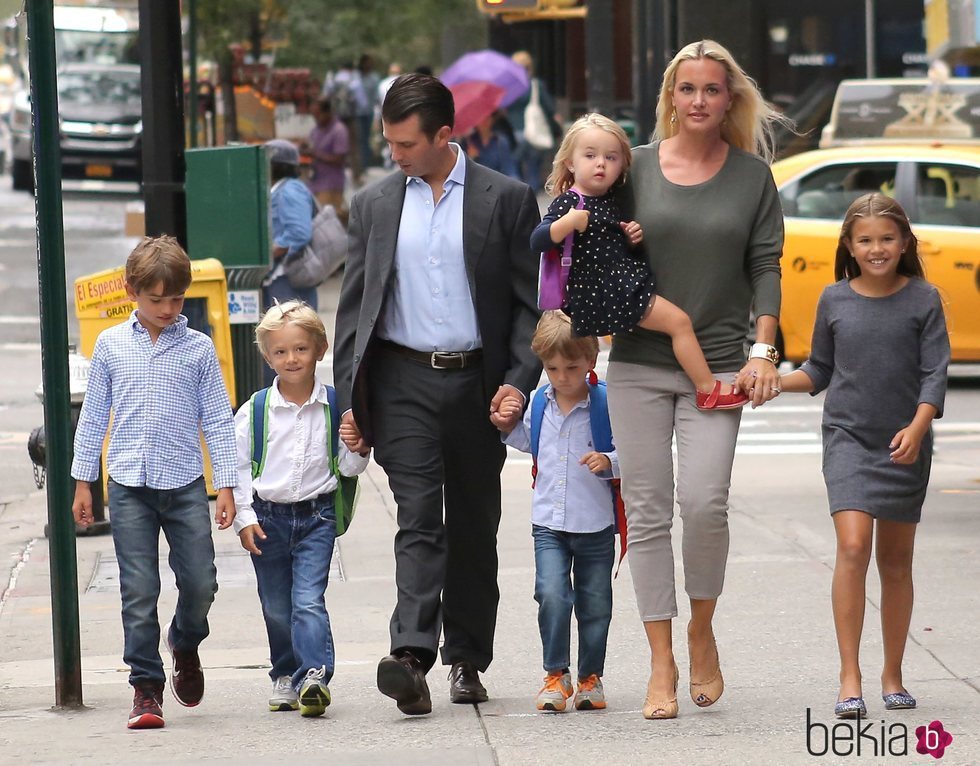 Donald Trump Jr. junto a su mujer Vanessa y sus cinco hijos