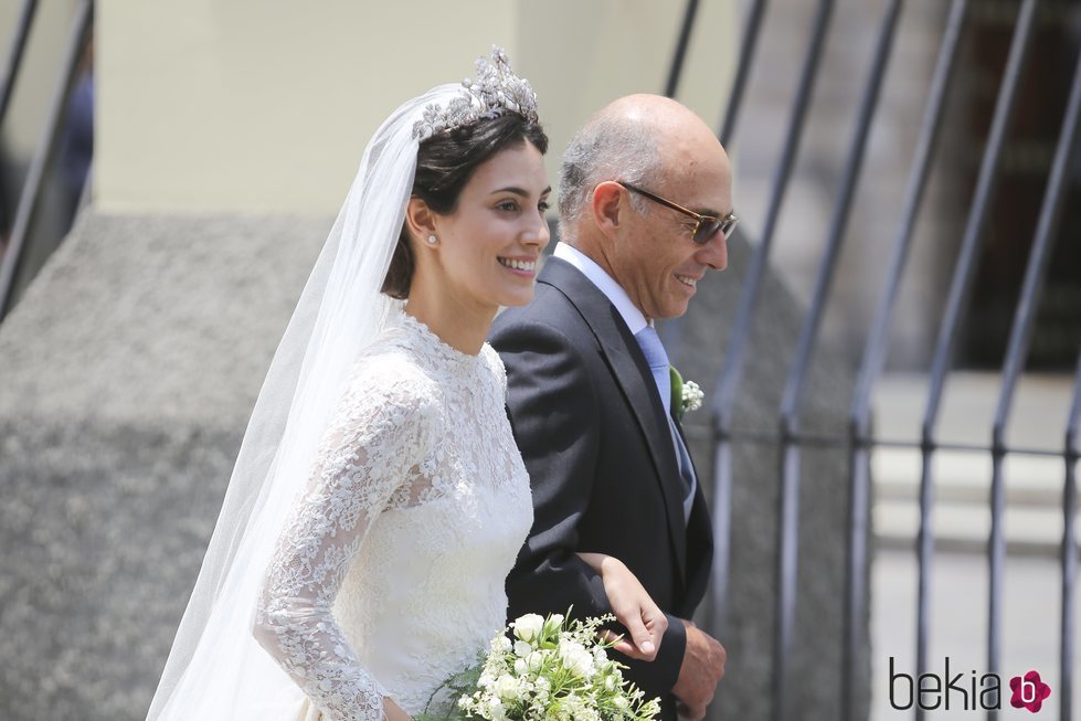 Alessandra de Osma junto a su padre el día de su boda con Christian de Hannover