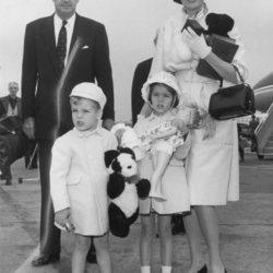 Grace Kelly con Carolina y Alberto de Mónaco cuando eran niños