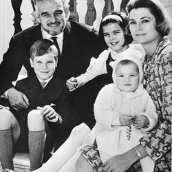 Rainiero de Mónaco y Grace Kelly con sus hijos Alberto, Carolina y Estefanía cuando eran pequeños