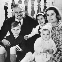 Rainiero de Mónaco y Grace Kelly con sus hijos Alberto, Carolina y Estefanía cuando eran pequeños