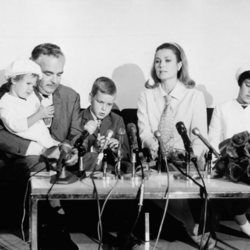 Rainiero de Mónaco y Grace Kelly con sus hijos Carolina, Alberto y Estefanía en una conferencia de prensa