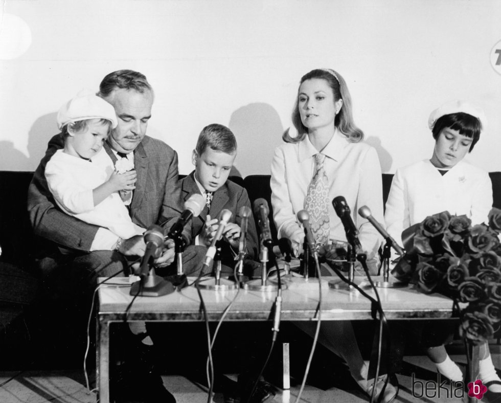 Rainiero de Mónaco y Grace Kelly con sus hijos Carolina, Alberto y Estefanía en una conferencia de prensa
