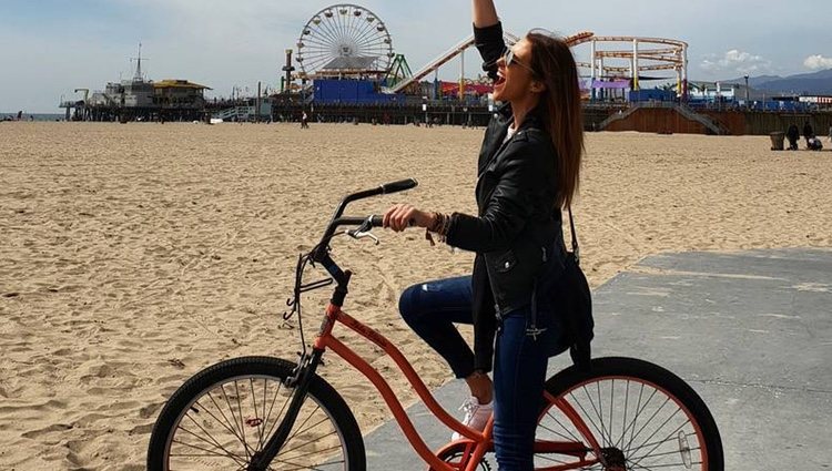 Paula Echevarría paseando en bicicleta en Los Angeles