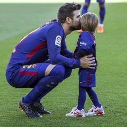 Gerard Piqué dando un beso a su hijo Sasha en el campo de fútbol