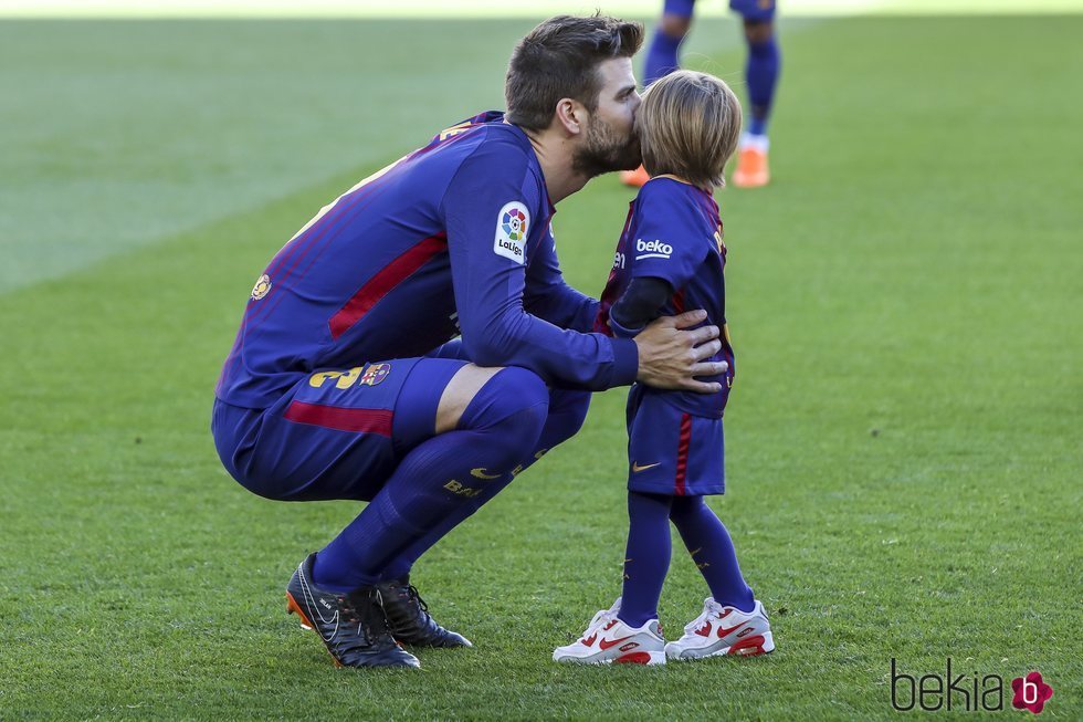 Gerard Piqué dando un beso a su hijo Sasha en el campo de fútbol