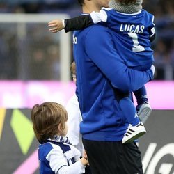 Iker Casillas con sus hijos Martín y Lucas antes de un partido