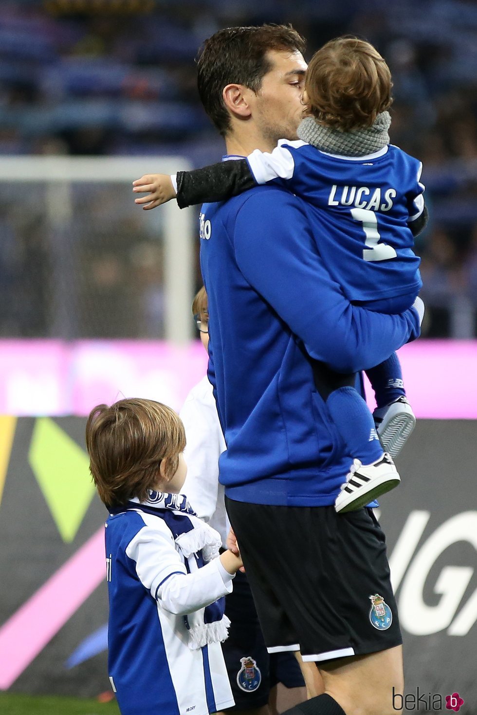 Iker Casillas con sus hijos Martín y Lucas antes de un partido