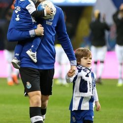Iker Casillas con Lucas en brazos y Martín de la mano en el campo de fútbol