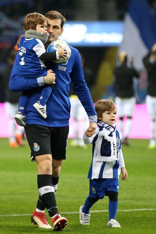 Iker Casillas con Lucas en brazos y Martín de la mano en el campo de fútbol