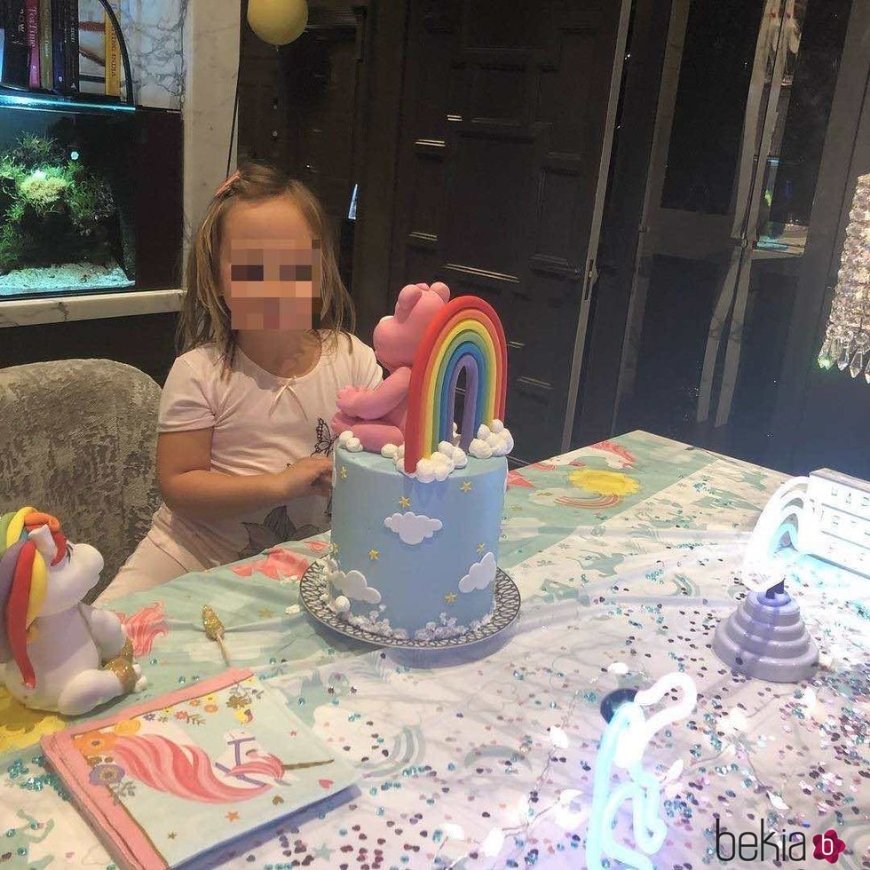 Sophia, la hija de Tamara Ecclestone, con la parte superior de su pastel de cumpleaños