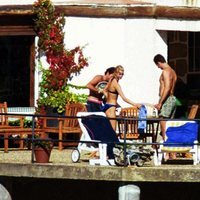 El Rey Felipe en bañador y Eva Sannum en bikini en el Pantano de San Juan
