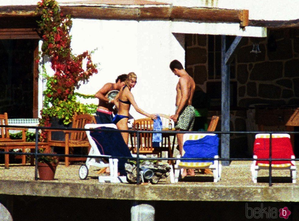 El Rey Felipe en bañador y Eva Sannum en bikini en el Pantano de San Juan