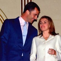 Los Reyes Felipe y Letizia tras el anuncio de su compromiso en 2003