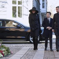 Federico y Mary de Dinamarca con su hijo Christian en el funeral de Juliane Meulengracht Bang