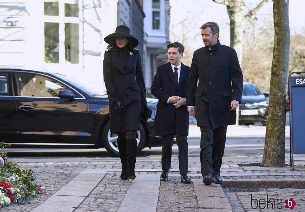 Federico y Mary de Dinamarca con su hijo Christian en el funeral de Juliane Meulengracht Bang