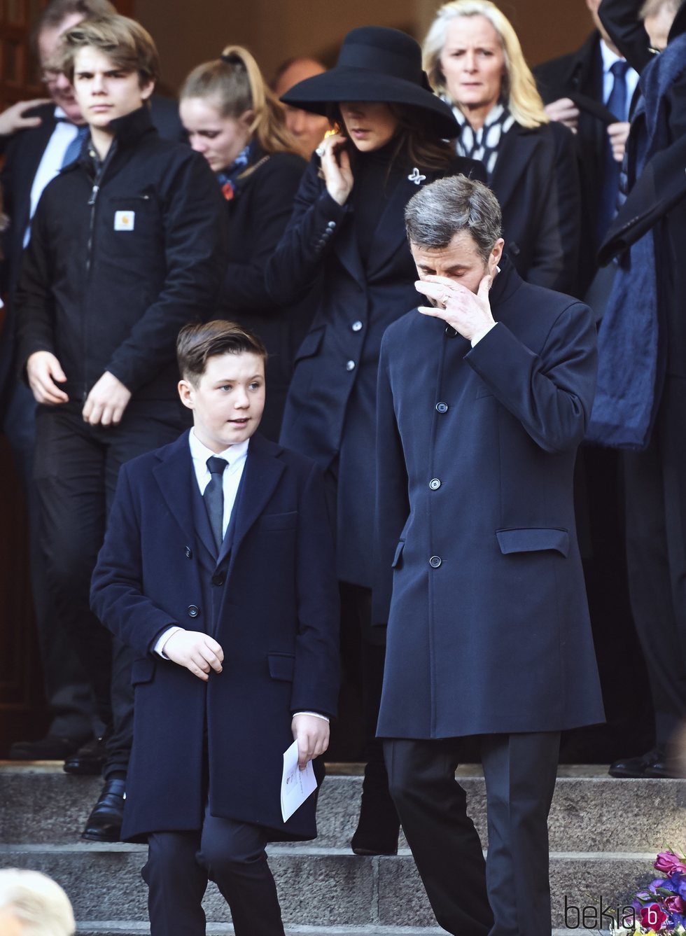 Federico de Dinamarca y su hijo Christian en el funeral de Juliane Meulengracht Bang