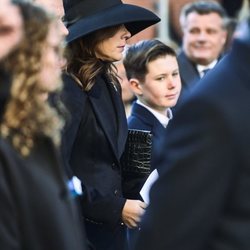 Mary de Dinamarca con su hijo Christian en el funeral de Juliane Meulengracht Bang