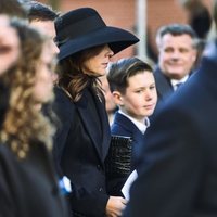 Mary de Dinamarca con su hijo Christian en el funeral de Juliane Meulengracht Bang