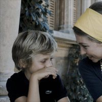 La Reina Sofía bromea con el Rey Felipe cuando era niño
