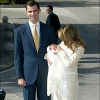 Los Reyes Felipe y Letizia presentan a la Princesa Leonor tras su nacimiento
