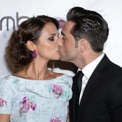 Paula Echevarría y David Bustamante besándose en un evento