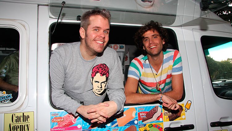 Pérez Hilton y el cantante Mika en una furgoneta de helados