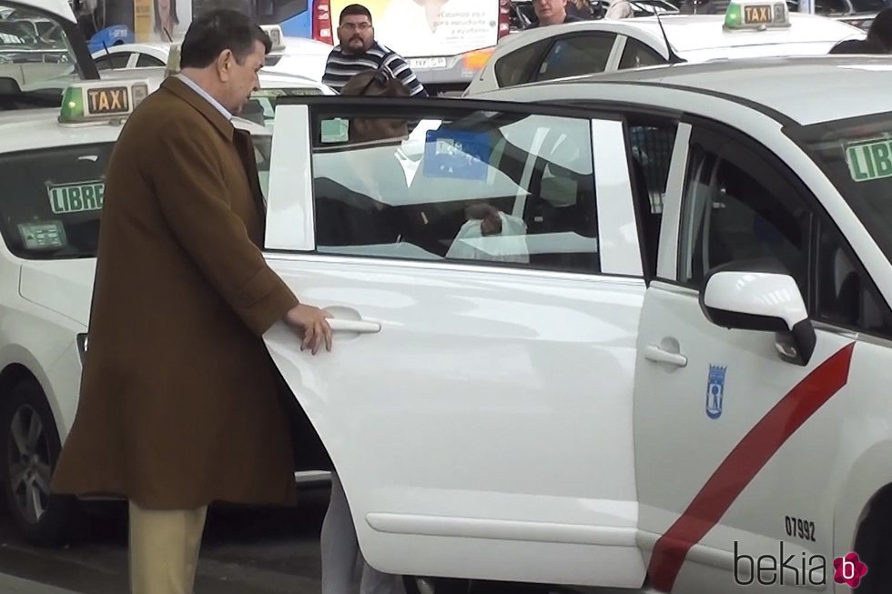 Gil Silgado, exmarido de María Jesús Ruíz, entrando en un taxi con su hija en Madrid