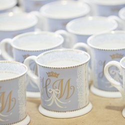 Tazas de la vajilla conmemorativa de la boda del Príncipe Harry y Meghan Markle