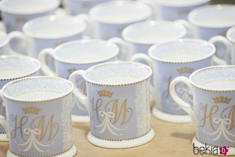 Tazas de la vajilla conmemorativa de la boda del Príncipe Harry y Meghan Markle
