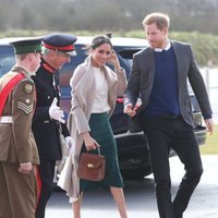 El Príncipe Harry y Meghan Markle son recibidos en Belfast para su visita oficial
