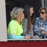 Alejandra Rubio con Terelu Campos y María Teresa Campos en un balcón en Semana Santa