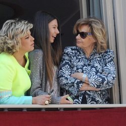 Alejandra Rubio con Terelu Campos y María Teresa Campos en un balcón en Semana Santa