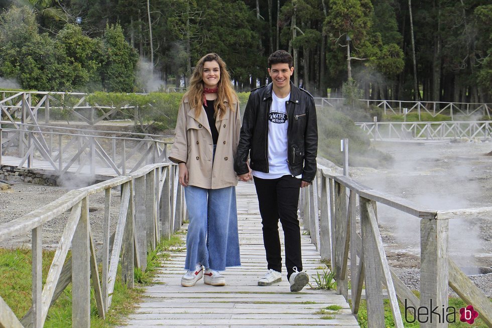 Alfred y Amaia paseando sobre un puente en las Azores