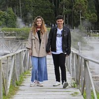 Alfred y Amaia paseando sobre un puente en las Azores
