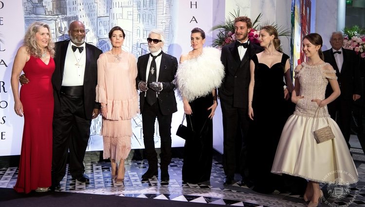 La familia Grimaldi junto a Karl Lagerfeld en el Baile de la Rosa 2018