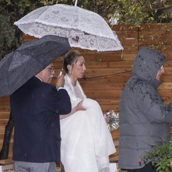 Gemma Mengual resguardada en paraguas el día de su boda