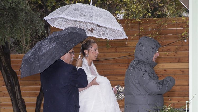 Gemma Mengual resguardada en paraguas el día de su boda