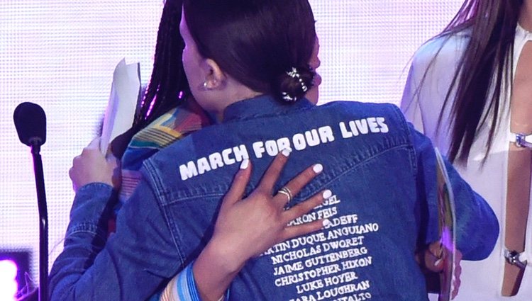 Millie Bobby Brown viste una chaqueta con los nombres de las víctimas de Parkland