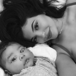 Kylie Jenner posa con su hija Stormi en un selfie