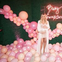Khloe Kardashian luciendo embarazo en el baby shower de su hija