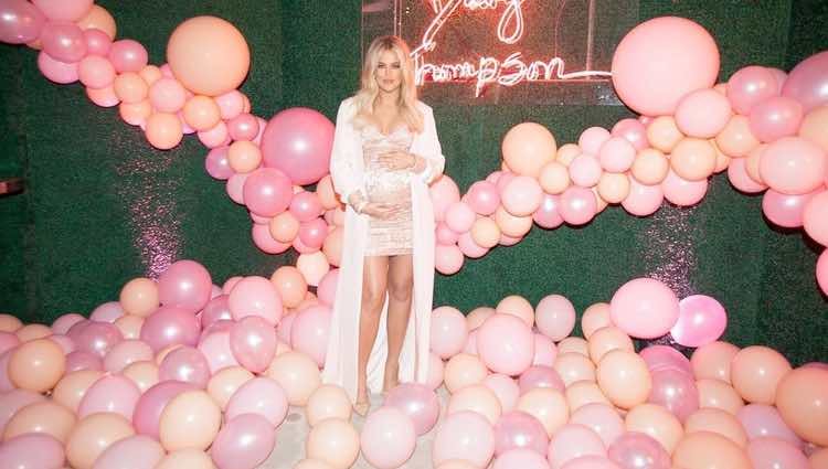 Khloe Kardashian luciendo embarazo en el baby shower de su hija