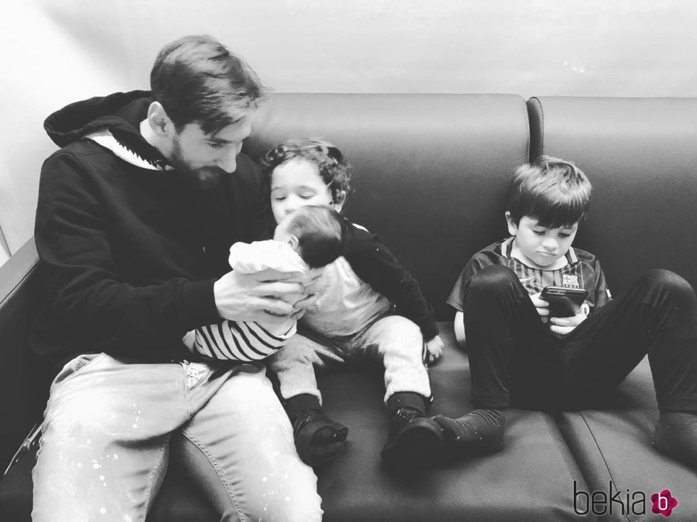 Leo Messi con su hijo Ciro en brazos y Thiago y Mateo a su alrededor