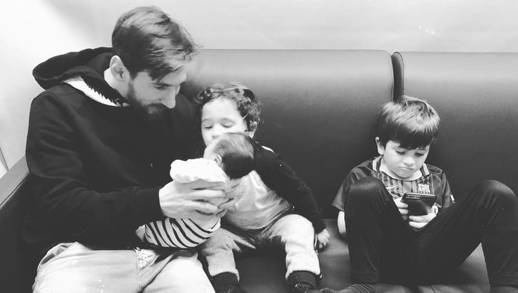 Leo Messi con su hijo Ciro en brazos y Thiago y Mateo a su alrededor